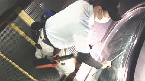大阪府、大阪市でのエスカレーターガラス清掃の画像